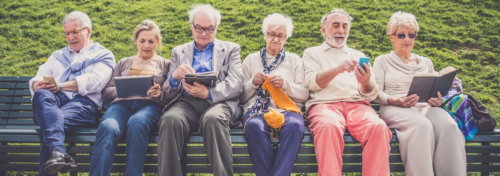 Group of senior people resting in a park - Mature friends doing some activities in a retirement home